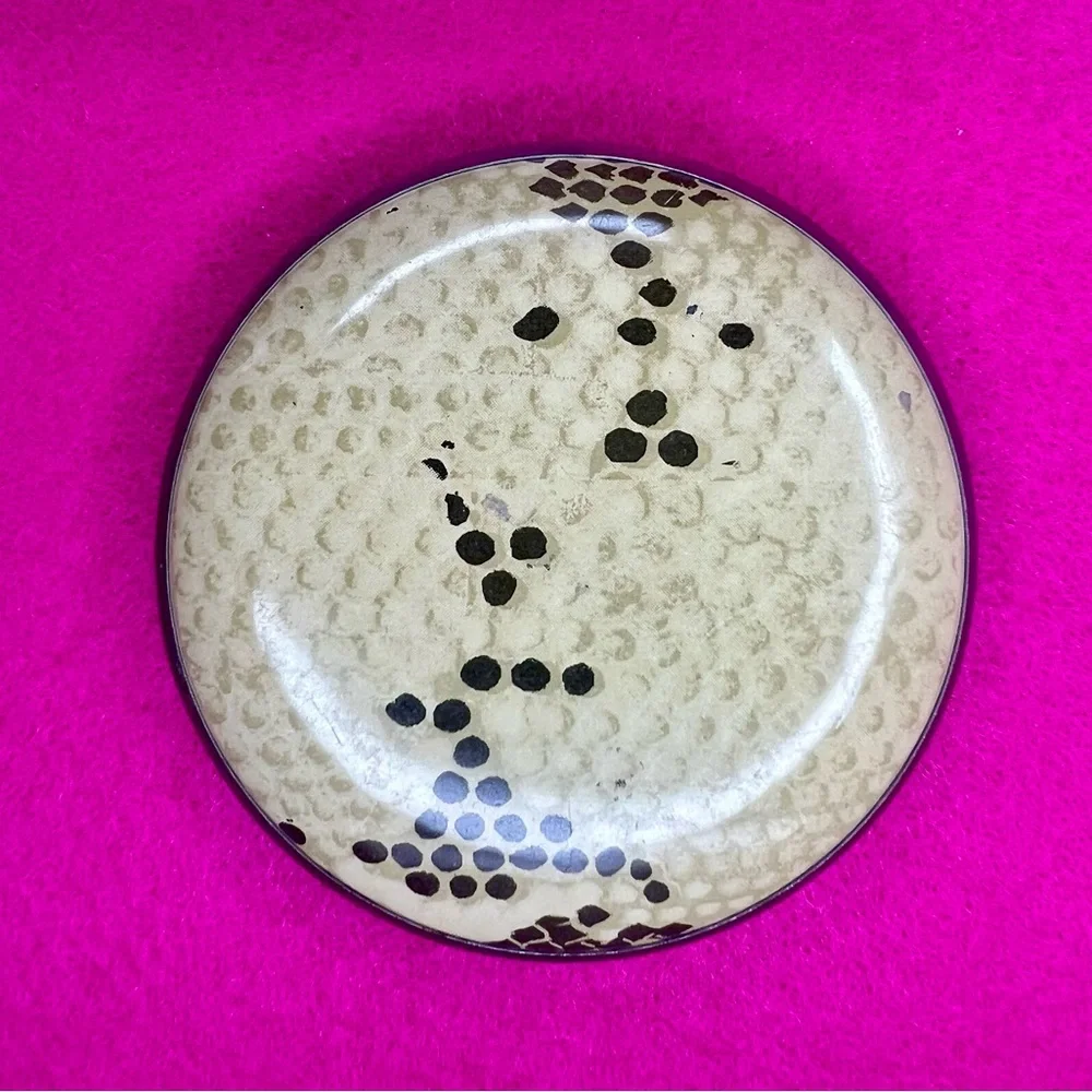 Vintage Compact with Pink and Gold Design and Romantic Couple